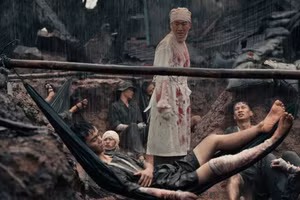 Một cảnh phim "Mưa đỏ".