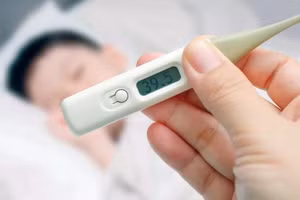 Khi thân nhiệt trẻ cao trên 38,5 độ C đo ngoài da (nách, trán, lỗ tai), cha mẹ có thể cho con dùng paracetamol hạ sốt. Ảnh minh họa: INT