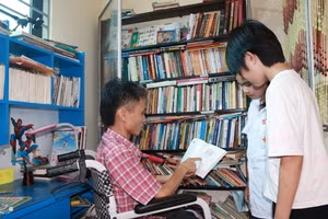 Anh Điển lan tỏa văn hóa đọc bên tủ sách 'Hạnh phúc' tới các bạn nhỏ mỗi ngày. 