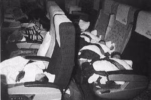 Những đứa trẻ sơ sinh Hàn Quốc trên chuyến bay đến Đan Mạch vào năm 1984.