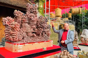 Họa sĩ Ngô Xuân Bính trình bày về tác phẩm chủ đạo trong triển lãm gốm 'Hiện linh'.