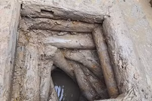 Hình ảnh phát lộ của giếng gỗ hình trôn ốc tại khu di tích đình - chùa Hạc Lâm.