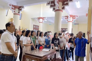 Khách du lịch đến tham quan tại khu lưu niệm nhà văn Nam Cao tại xã Hòa Hậu (Lý Nhân, Hà Nam).