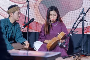 Sinh viên trải nghiệm trình diễn nghệ thuật xẩm trên sân khấu.