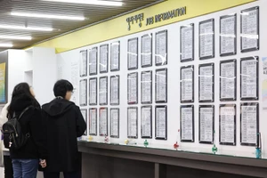 Người trẻ tìm kiếm cơ hội việc làm tại một trung tâm hỗ trợ tuyển dụng ở Seoul. Ảnh: Yonhap