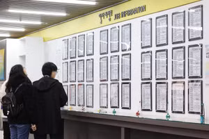 Người trẻ tìm kiếm cơ hội việc làm tại một trung tâm hỗ trợ tuyển dụng ở Seoul. Ảnh: Yonhap