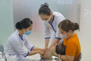 Tiêm vắc-xin là biện pháp phòng bệnh não mô cầu hiệu quả.