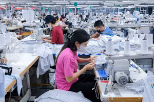 Công nhân làm việc tại các nhà máy về may mặc tại Bắc Ninh.