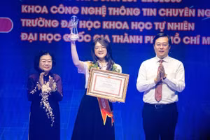 Võ Ngọc Minh Anh nhận Bằng khen danh hiệu Công dân trẻ tiêu biểu TPHCM năm 2025. Ảnh: NVCC