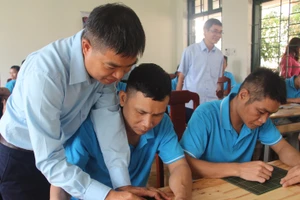 Thầy Hiển tận tình kèm cặp, uốn nắn cho học viên từng nét chữ.