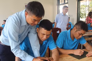 Thầy Hiển tận tình kèm cặp, uốn nắn cho học viên từng nét chữ.