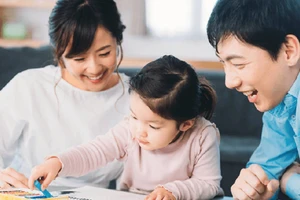 Gia đình là môi trường giáo dục đầu tiên có tầm quan trọng quyết định đến việc hình thành và phát triển nhân cách nói chung, phẩm chất đạo đức nói riêng của mỗi cá nhân. Ảnh minh hoạ ITN