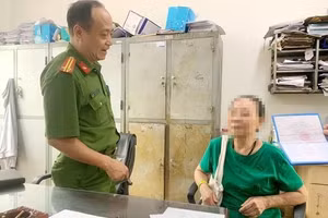 Cán bộ Công an phường Đại Mỗ giải thích cho bà N. về thủ đoạn lừa đảo mà bà đang gặp phải.