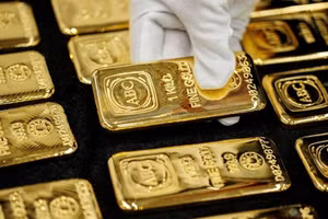 Giá vàng tiếp tục chịu áp lực bán mạnh và có thể còn đối mặt thêm nhiều 'cơn gió ngược'.