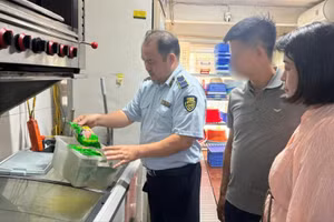 Đoàn liên ngành an toàn thực phẩm quận Cầu Giấy (Hà Nội) kiểm tra cơ sở "Lòng Chát quán" sáng 8/5. (Ảnh: INT)