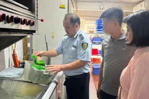 Đoàn liên ngành an toàn thực phẩm quận Cầu Giấy (Hà Nội) kiểm tra cơ sở "Lòng Chát quán" sáng 8/5. (Ảnh: INT)