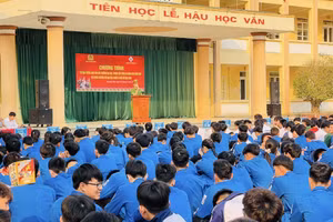 Lực lượng công an tuyên truyền tác hại của thuốc lá điện tử đến với học sinh ở Hà Tĩnh. Ảnh: H.A