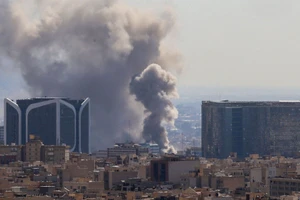 Các dự án cơ sở giáo dục ở Doha và Abu Dhabi bị trì hoãn.