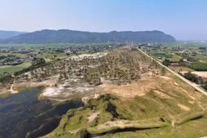 Bãi Cọi là cụm di tích bao gồm Bãi Cọi và các địa điểm xung quanh như Bãi Lòi, Bãi Phôi Phối, thuộc xã Xuân Viên, nằm dưới chân núi Hồng Lĩnh, cạnh dòng sông La, ranh giới tự nhiên giữa Nghệ An và Hà Tĩnh.