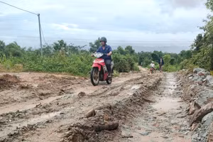 Đường xuất hiện những hố sâu khiến người dân khó khăn khi di chuyển. Ảnh: Trúc Hân