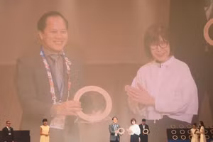 Đại diện Việt Nam nhận Giải Bạc dành cho Nhà Triển lãm có 'Thiết kế trưng bày xuất sắc nhất'. Ảnh: Bộ VH-TT&DL