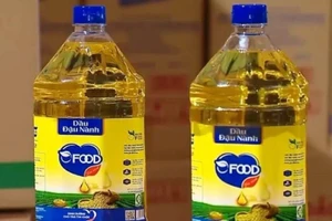 Dầu ăn trong chăn nuôi được 'hô biến' thành sản phẩm dành cho người. Ảnh: VTV