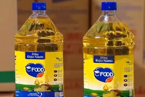 Dầu ăn trong chăn nuôi được 'hô biến' thành sản phẩm dành cho người. Ảnh: VTV