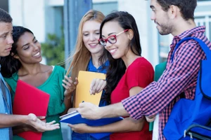 Sinh viên muốn du học Australia đối mặt với chi phí thủ tục đắt đỏ.