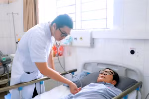 Thăm khám cho bệnh nhân sốc phản vệ do tự ý dùng thuốc. Ảnh: TTYT Đông Triều