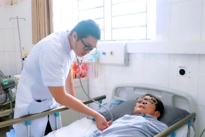 Thăm khám cho bệnh nhân sốc phản vệ do tự ý dùng thuốc. Ảnh: TTYT Đông Triều