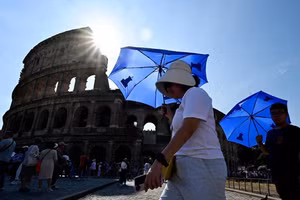 Nắng nóng kéo dài ảnh hưởng tới sức khỏe học sinh và giáo viên.