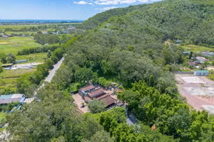 Đền Cuông nằm dưới chân núi Mộ Dạ.