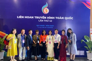 Nhóm sinh viên Khoa Báo chí và Truyền thông, Trường Đại học Khoa học Xã hội và Nhân văn (Đại học Quốc gia TP Hồ Chí Minh) dự thi và đoạt giải tại Liên hoan Truyền hình toàn quốc lần thứ 42. Ảnh: HCMUSSH