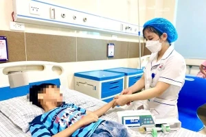 Sau 3 ngày điều trị tích cực, sức khoẻ của bệnh nhi đã ổn định. Ảnh: TTYT Phù Ninh