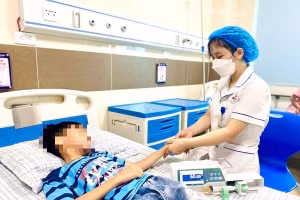 Sau 3 ngày điều trị tích cực, sức khoẻ của bệnh nhi đã ổn định. Ảnh: TTYT Phù Ninh