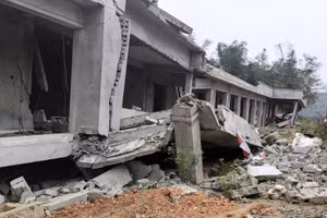 Toàn bộ tầng 2 của dãy nhà tụt xuống tận mặt đất. Ảnh: Thế Lượng