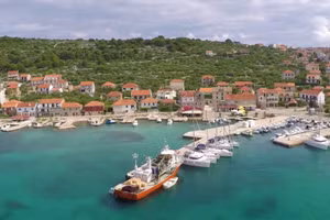 Trẻ em trên đảo Kaprije di chuyển vào đất liền đi học.