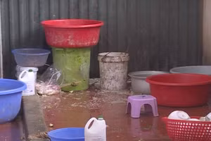 Khu vực sơ chế của bếp ăn Bệnh viện Khu vực Ngọc Lặc nhếch nhác, đọng nước.