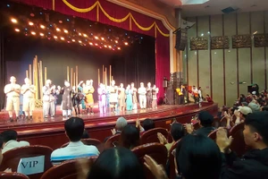 Khán giả đến xem và cổ vũ cho buổi diễn thi Liên hoan Tuồng và dân ca kịch. Ảnh: Miên Thảo