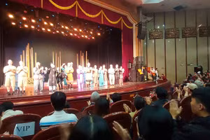 Khán giả đến xem và cổ vũ cho buổi diễn thi Liên hoan Tuồng và dân ca kịch. Ảnh: Miên Thảo