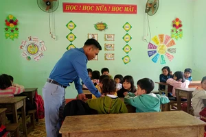 Thầy Pha trong giờ dạy học. 