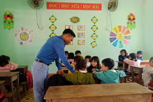 Thầy Pha trong giờ dạy học. 