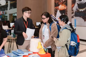 Sinh viên Trường Đại học Hùng Vương TPHCM đăng ký tham gia thi thử tại Ngày hội TOEIC DAY. Ảnh: Lâm Ngọc