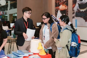 Sinh viên Trường Đại học Hùng Vương TPHCM đăng ký tham gia thi thử tại Ngày hội TOEIC DAY. Ảnh: Lâm Ngọc