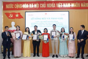 Giáo viên Trường THCS Hoài Xuân (thứ tư, từ trái sang) đoạt giải Ba tại 'Cuộc thi thiết kế bài giảng phòng, chống tác hại của thuốc lá, thuốc lá điện tử, thuốc lá nung nóng dành cho giáo viên phổ thông toàn quốc năm 2025'.