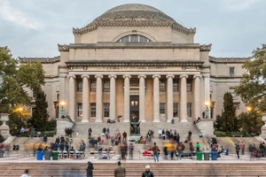 Đại học Columbia, Mỹ đình trệ hoạt động vì bị cắt tài trợ.
