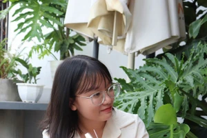 Chị Nguyễn Thùy Phương chia sẻ về thói quen đọc sách. Ảnh: Hoài Ninh.