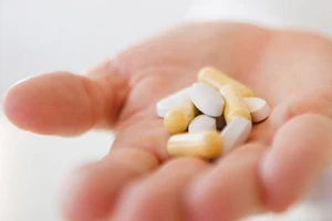 Tình trạng người dân tự ý mua thuốc không có chỉ định của bác sĩ đang diễn ra phổ biến. Ảnh minh họa 