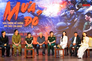 Đoàn làm phim “Mưa đỏ” chia sẻ tại buổi showcase. Ảnh: ĐAQDND