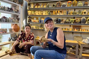 Du khách quốc tế trải nghiệm làm gốm tại xưởng của Nguyễn Viết Lâm.